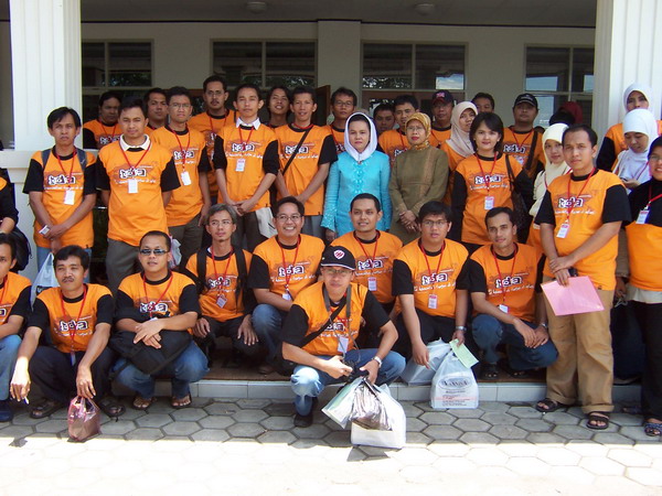 Berfoto Bersama (Kunjungan UKM Bandung)