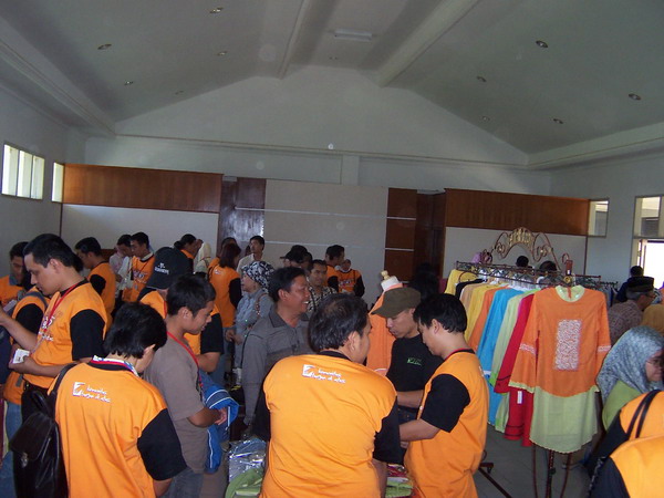 Kunjungan dan Pameran UKM Bandung, 12 Maret 2006