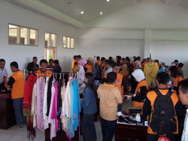 Suasana Pameran (Kunjungan dan Pameran UKM Bandung 12 Maret 2006)
