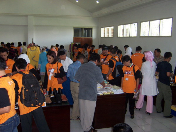 Suasana Pameran (Kunjungan dan Pameran UKM Bandung 12 Maret 2006)