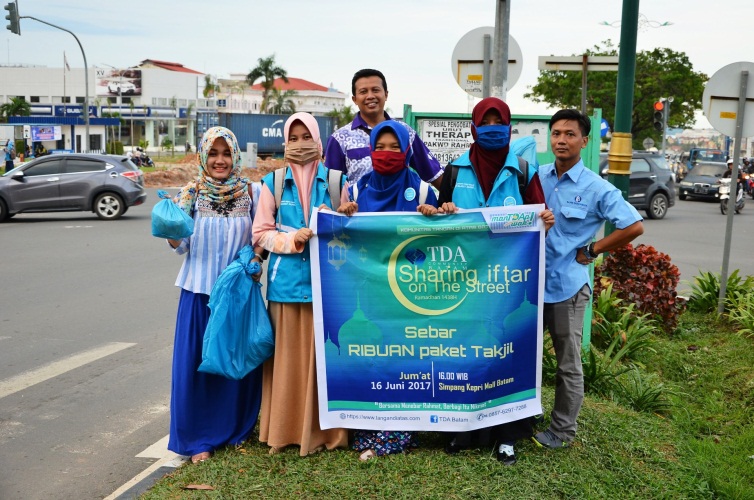 TDA Peduli Sharing Iftar On The Street - TDA BATAM