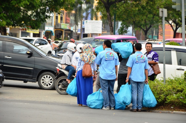 TDA Peduli Sharing Iftar On The Street - TDA BATAM