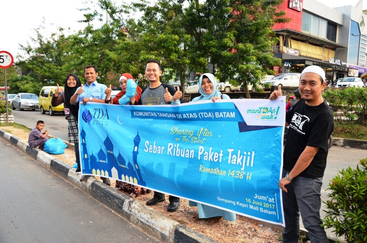 TDA Peduli Sharing Iftar On The Street - TDA BATAM