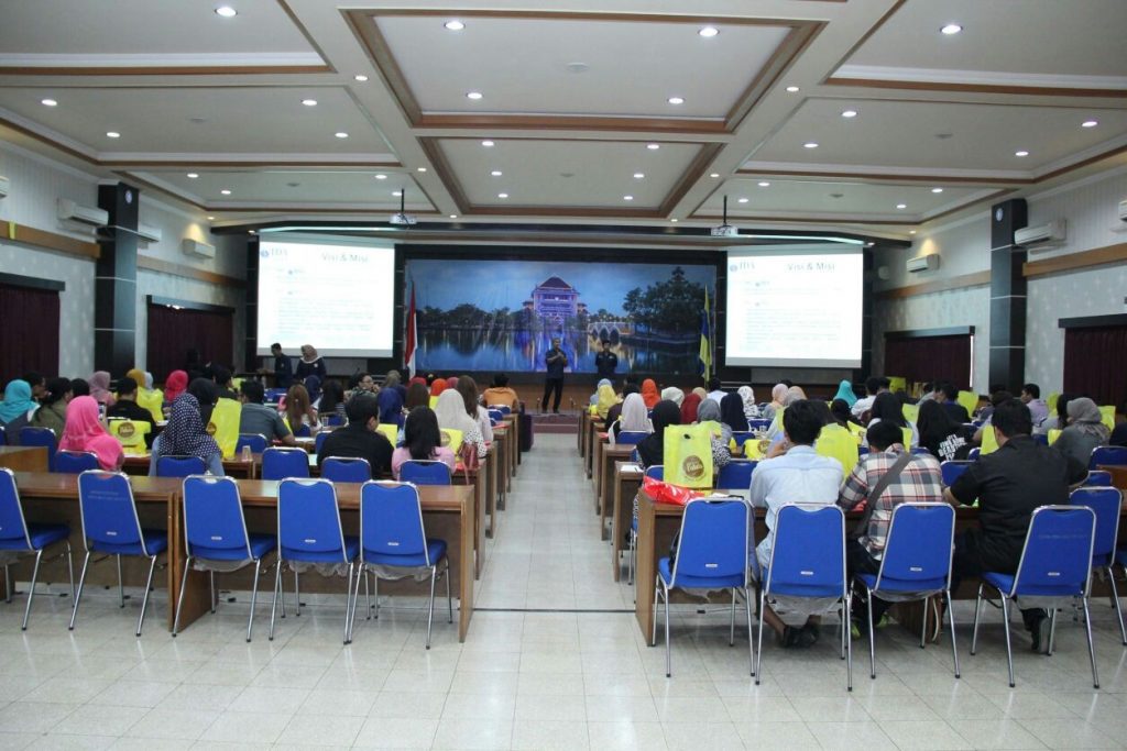 Seminar and Talkshow (In collaboration with TDA Kampus – TDA Surabaya) The Age of Entrepreneurs: Young and Creative Generations